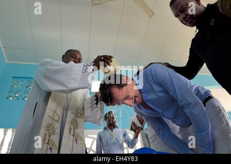 Gabun, Libreville, Dom St. Marien, Taufe eines erwachsenen Mannes Stockfoto