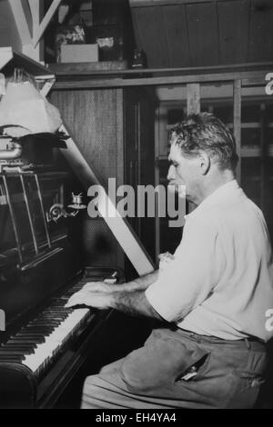 Gabun, Provinz Moyen-Ogooué, Lambarene, Albert Schweitzer Hospital Albert Schweitzer am Klavier in seinem Haus (Archiv-Bild) Stockfoto