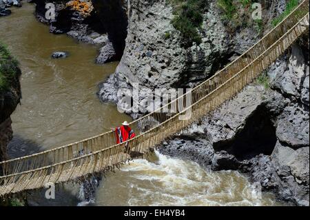 Peru, Cuzco Provinz, Qewaschaka (Keshwa Chaca), Inka-Seil-Brücke im Jahr 2013 auf die repräsentative Liste des immateriellen kulturellen Erbe der UNESCO, die Brücke überspannt, dem Apurimac wird jedes Jahr im Juni von Dorfbewohnern ersetzt, eingeschrieben Stockfoto