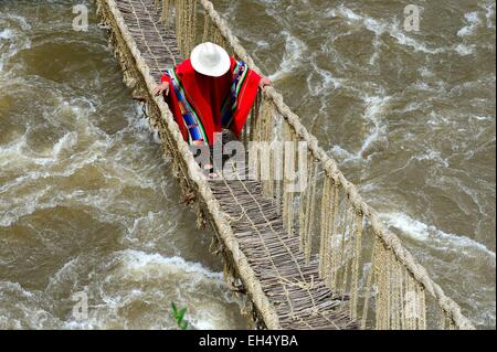 Peru, Cuzco Provinz, Qewaschaka (Keshwa Chaca), Inka-Seil-Brücke im Jahr 2013 auf die repräsentative Liste des immateriellen kulturellen Erbe der UNESCO, die Brücke überspannt, dem Apurimac wird jedes Jahr im Juni von Dorfbewohnern ersetzt, eingeschrieben Stockfoto