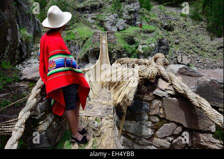 Peru, Cuzco Provinz, Qewaschaka (Keshwa Chaca), Inka-Seil-Brücke im Jahr 2013 auf die repräsentative Liste des immateriellen kulturellen Erbe der UNESCO, die Brücke überspannt, dem Apurimac wird jedes Jahr im Juni von Dorfbewohnern ersetzt, eingeschrieben Stockfoto