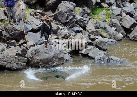 Peru, Cuzco Provinz, Qewaschaka (Keshwa Chaca), das Wasser des Flusses Apurimac bilden die Amazon Fischer Stockfoto