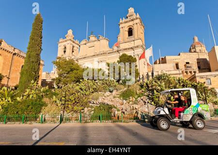 Malta, drei Städte Vittoriosa, St. Laurentius-Kirche Touristen im Elektroauto Stockfoto