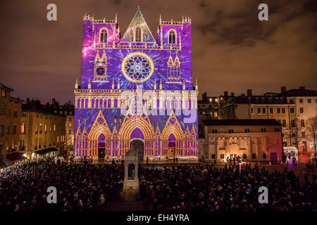 Frankreich, Rhone, Lyon, Stadtteil Vieux-Lyon, historische Stätte, die zum Weltkulturerbe der UNESCO, der Kathedrale von Lyon (Cathedrale Saint-Jean-Baptiste de Lyon) während die Fête des lumières (Light Festival), zeigen, Farbe oder nicht von Yves Moreaux Stockfoto