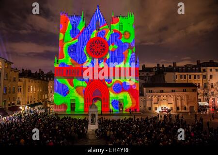 Frankreich, Rhone, Lyon, Stadtteil Vieux-Lyon, historische Stätte, die zum Weltkulturerbe der UNESCO, der Kathedrale von Lyon (Cathedrale Saint-Jean-Baptiste de Lyon) während die Fête des lumières (Light Festival), zeigen, Farbe oder nicht von Yves Moreaux Stockfoto