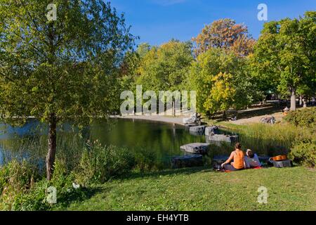 Kanada, Quebec, Montreal, die Plateau-Mont-Royal, Parc La Fontaine, am Ufer des Teiches in den ersten Farben des Indian Summer Stockfoto