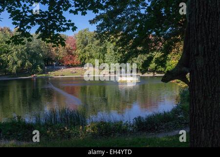 Kanada, Quebec, Montreal, die Plateau-Mont-Royal, Parc La Fontaine, am Ufer des Teiches in den ersten Farben des Indian Summer Stockfoto