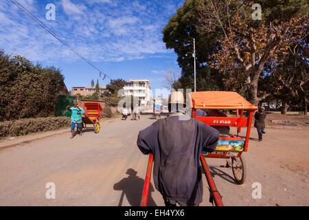 Madagaskar, Vakinankaratra Region, Antsirabe, Rikschas Stockfoto