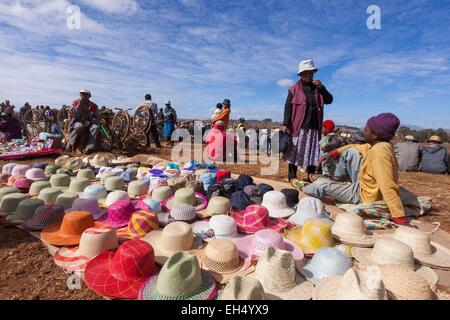 Madagaskar, Region Vakinankaratra, Antsirabe, Hüte auf dem Markt Zebus zu verkaufen Stockfoto