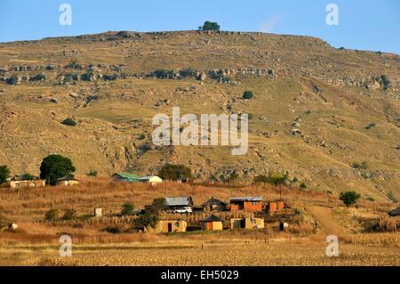UKhahlamba Park, der als Weltkulturerbe von UNESCO, Riesen Castle Valley, Zulu-Dorf, Drakensberge, Kwazulu Natal, Südafrika Stockfoto