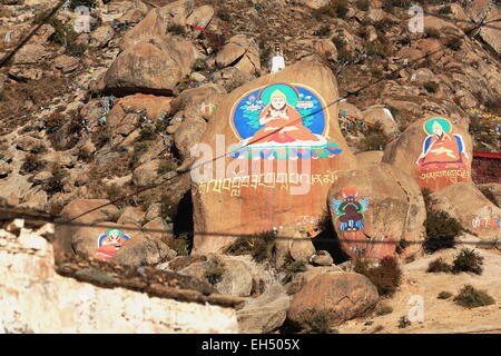 Tibetische buddhistische Gemälde auf Mani-Steinen - Om Mani Padme Hum-in Drepung-Reis Heap monast.of Gelugpa-gelben Hut bestellen. Tibet Stockfoto