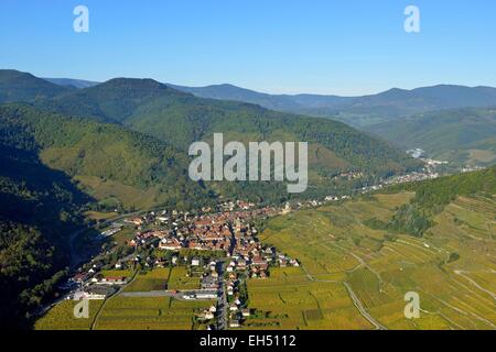Frankreich, Haut-Rhin, Elsass-Weinstrasse, Kaysersberg (Luftbild) Stockfoto