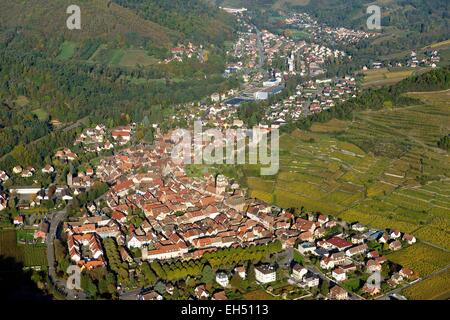 Frankreich, Haut-Rhin, Elsass-Weinstrasse, Kaysersberg (Luftbild) Stockfoto
