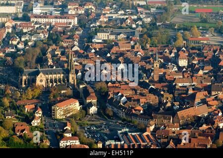 Frankreich, Bas Rhin, Obernai mit Saint-Pierre und Paul Kirche und Kapelle Turm (Luftbild) Stockfoto