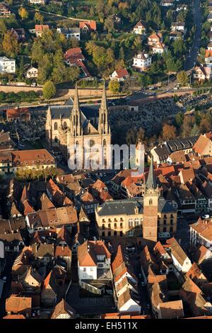 Frankreich, Bas Rhin, Obernai mit Saint-Pierre und Paul Kirche und Kapelle Turm (Luftbild) Stockfoto