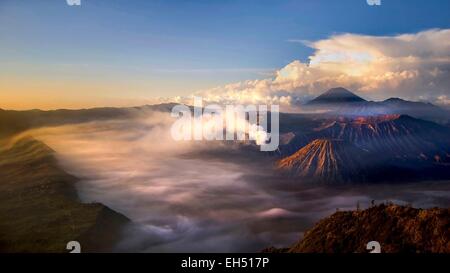 Indonesien, Java, Jawa Timur, Nationalpark Bromo-Tengger-Semeru, Sonnenaufgang über die Vulkane von Mount Penanjakan betrachtet Stockfoto