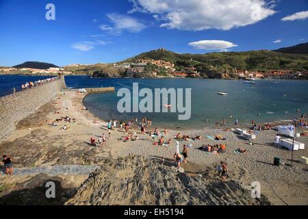 Collioure, Touristen am Strand St. Vincent am Fuße der Kapelle St. Vincent, Collioure, Frankreich, Pyrenäen Orientales (66) Stockfoto