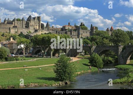 Aude, Frankreich, Carcassonne, die Cité de Carcassonne, Weltkulturerbe der UNESCO, umgeben mit seinen Stadtmauern mit den 1. Plan des Flusses Aude und die alte Brücke Stockfoto