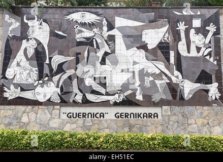 Spanien, Provinz Vizcaya, Baskenland, Guernica, Gernika-Lumo, keramische Mauerfreske, Kopieren von Picasso Gemälde Stockfoto