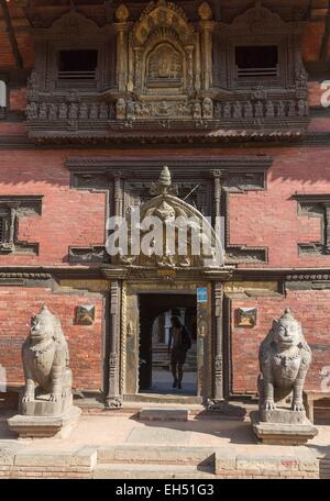 Nepal, Kathmandu-Tal, Patan, Durbar Square, Weltkulturerbe der UNESCO, das goldene Tor, 1734, Eingang des Königspalasts Patan, ehemalige Residenz der Malla-Könige Stockfoto