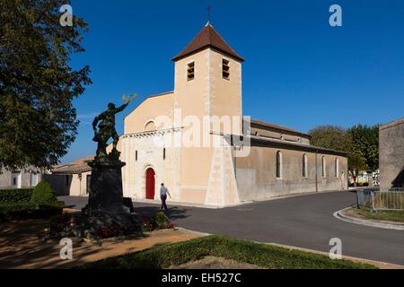 Frankreich, Gironde, Anglade, Kirche von St. Martial und Krieg-Denkmal Stockfoto