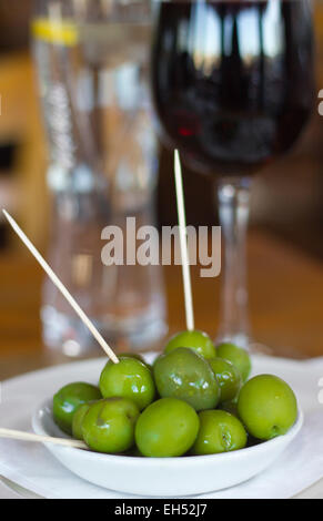 Oliven mit Rotwein und Wasser Stockfoto