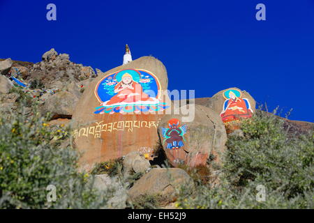 Tibetische buddhistische Gemälde auf Mani-Steinen - Om Mani Padme Hum-im Kloster Drepung-Reis Heap Gelugpa-gelben Hut bestellen. Tibet Stockfoto