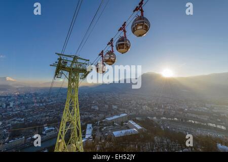 Frankreich, Isere, Grenoble, Grenoble-Seilbahn und die Bläschen, die älteste Stadt Seilbahn der Welt, Vercors-massiv im Hintergrund Stockfoto