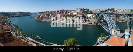 Nordregion, Portugal, Porto, Altstadt als Weltkulturerbe von der UNESCO, Cais de Ribeira historisches Viertel, Vila Nova De Gaia, Barco Rabelo Boote früher Port auf dem Douro Fluss und Eiffel Stil Dom Luis ich überbrücken zu transportieren Stockfoto