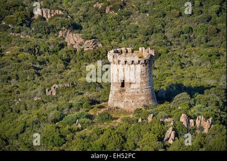 Frankreich, Corse du Sud, südlich von Ajaccio, Dorf Serra di Ferro, Turm von Capu Neru (Luftbild) Stockfoto