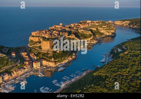 Frankreich, Corse du Sud, Bonifacio, den Yachthafen und die Altstadt (Luftbild) Stockfoto