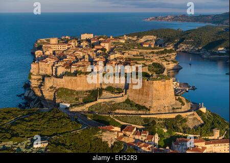 Frankreich, Corse du Sud, Bonifacio, Altstadt (Luftbild) Stockfoto