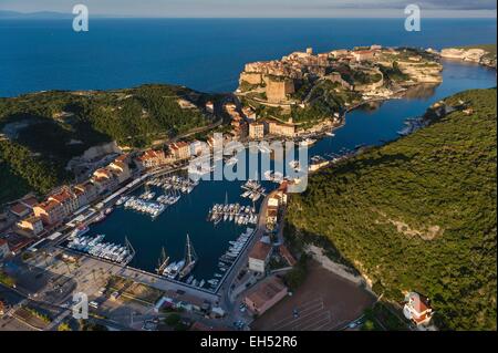 Frankreich, Corse du Sud, Bonifacio, den Yachthafen und die Altstadt (Luftbild) Stockfoto