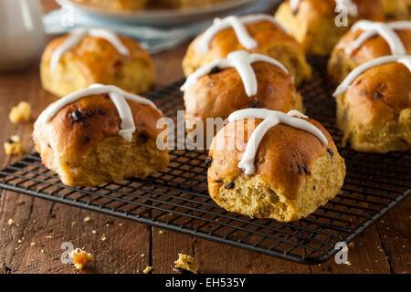 Hausgemachte Hot Cross Buns bereit für Ostern Stockfoto