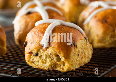 Hausgemachte Hot Cross Buns bereit für Ostern Stockfoto