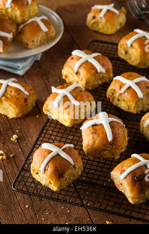 Hausgemachte Hot Cross Buns bereit für Ostern Stockfoto