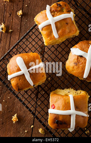 Hausgemachte Hot Cross Buns bereit für Ostern Stockfoto