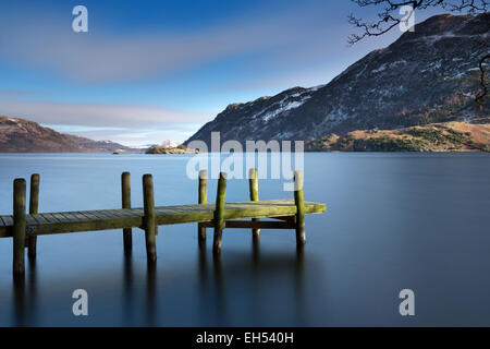 Steg auf Ullswater, Cumbria, Vereinigtes Königreich im Winter. Stockfoto