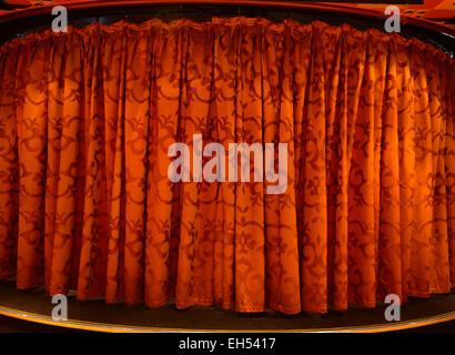 Roten Vorhang auf der Bühne Stockfoto