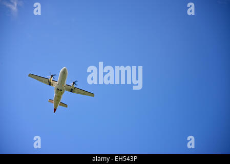 Propellerflugzeug fliegen in den Himmel Stockfoto