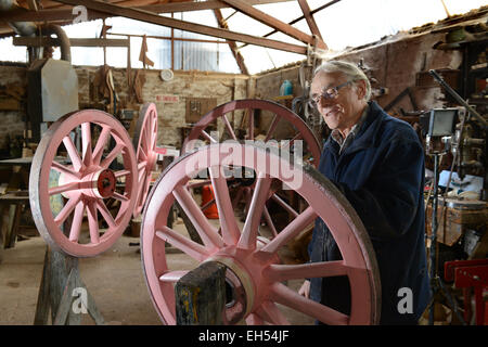 Stellmacher Phil Holder arbeiten auf hölzerne Speichenräder Räder in seiner Werkstatt in Shropshire Stockfoto