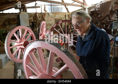 Stellmacher Phil Holder arbeiten auf hölzerne Speichenräder Räder in seiner Werkstatt in Shropshire Stockfoto