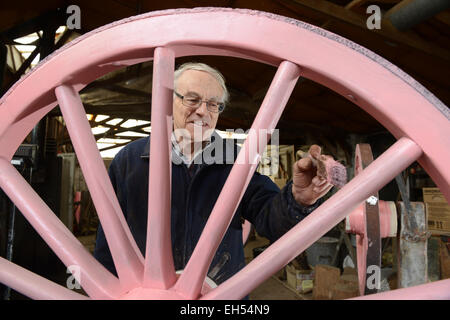 Stellmacher Phil Holder arbeiten auf hölzerne Speichenräder Räder in seiner Werkstatt in Shropshire Stockfoto