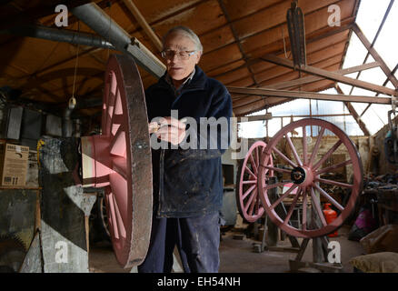 Stellmacher Phil Holder arbeiten auf hölzerne Speichenräder Räder in seiner Werkstatt in Shropshire Stockfoto