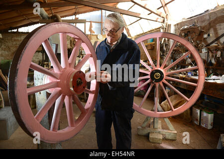 Stellmacher Phil Holder arbeiten auf hölzerne Speichenräder Räder in seiner Werkstatt in Shropshire Stockfoto