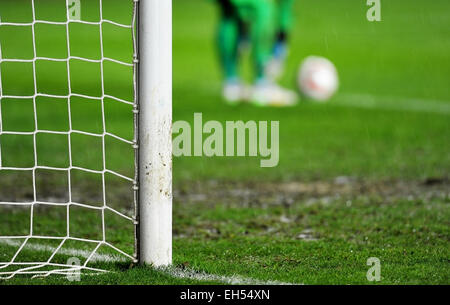 Fußball Tor Detail an regnerischen Tag mit Torhüter, die Vorbereitung auf eine Tor-Abstoß im Hintergrund Stockfoto