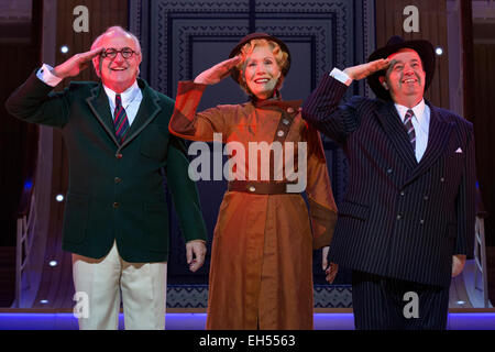 L-r: Simon Rouse als Elisha Whitney, Jane Wymark als Evangeline Harcourt und Hugh Sachs als Mondgesicht Martin. Die Sheffield Crucible Theatre Produktion von Cole Porter klassische musikalische Komödie, Anything Goes, öffnet die New Wimbledon Theatre, London, vor dem Einschiffen auf einer UK-Tour. Eröffnung am 29 Januar und 7. Februar 2015 läuft, wird das Musical von Daniel Evans mit Debbie Kurup als Reno und Matt Rawl als Billy, mit Hugh Sachs, Simon Rouse und Jane Wymark gerichtet. Stockfoto