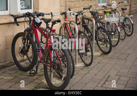 Reihe von Fahrrädern auf Fahrradständer abgestellt auf Asphalt, Bristol, UK Stockfoto