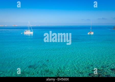 Luxus-Yacht in Türkis Illetes Formentera Mittelmeer Balearen Stockfoto