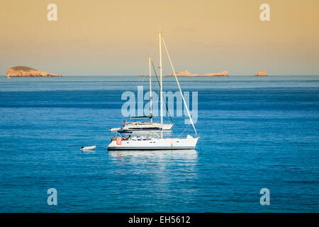 Luxus-Yacht in Türkis Illetes Formentera Mittelmeer Balearen Stockfoto